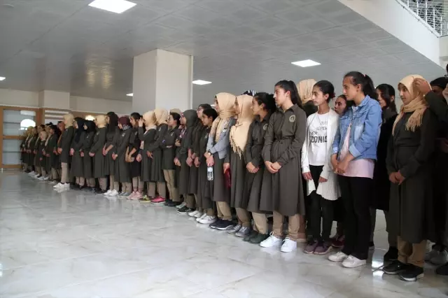 Okula yeni başlayan öğrencileri karanfillerle karşıladılar Okula yeni başlayan öğrencileri karanfillerle karşıladılar