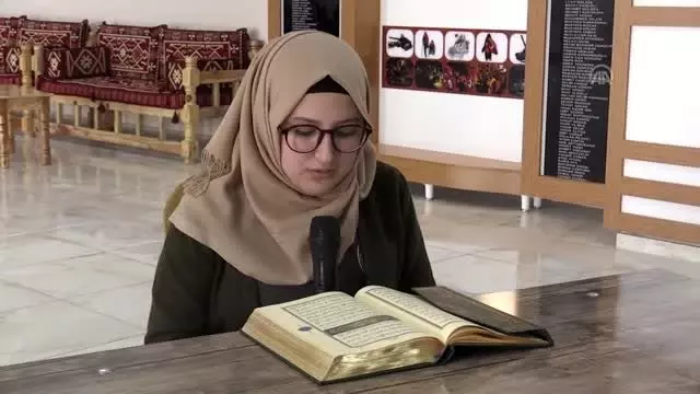 Okula yeni başlayan öğrencileri karanfillerle karşıladılar Okula yeni başlayan öğrencileri karanfillerle karşıladılar