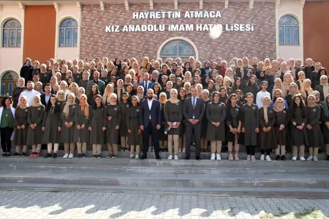 Okula yeni başlayan öğrencileri karanfillerle karşıladılar Okula yeni başlayan öğrencileri karanfillerle karşıladılar