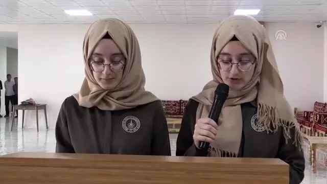Okula yeni başlayan öğrencileri karanfillerle karşıladılar Okula yeni başlayan öğrencileri karanfillerle karşıladılar