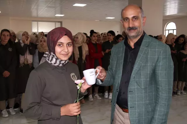 Okula yeni başlayan öğrencileri karanfillerle karşıladılar Okula yeni başlayan öğrencileri karanfillerle karşıladılar