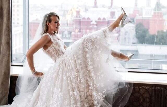 Putin'in manevi kızı Ksenia Sobchak, kendi düğününde striptiz yaptı