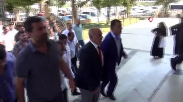 Şanlıurfa'da cinayetten aranan vekil ağabeyi teslim oldu Şanlıurfa'da cinayetten aranan vekil ağabeyi teslim oldu