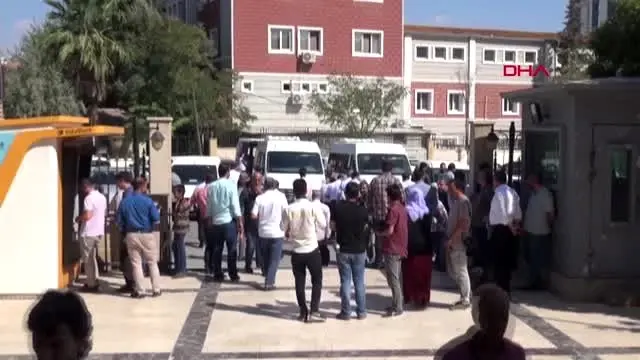Şanlıurfa firari cinayet şüphelisi yakınlarıyla adliyeye gelerek teslim oldu Şanlıurfa firari cinayet şüphelisi yakınlarıyla adliyeye gelerek teslim oldu