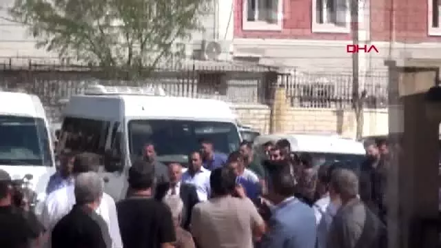 Şanlıurfa firari cinayet şüphelisi yakınlarıyla adliyeye gelerek teslim oldu Şanlıurfa firari cinayet şüphelisi yakınlarıyla adliyeye gelerek teslim oldu