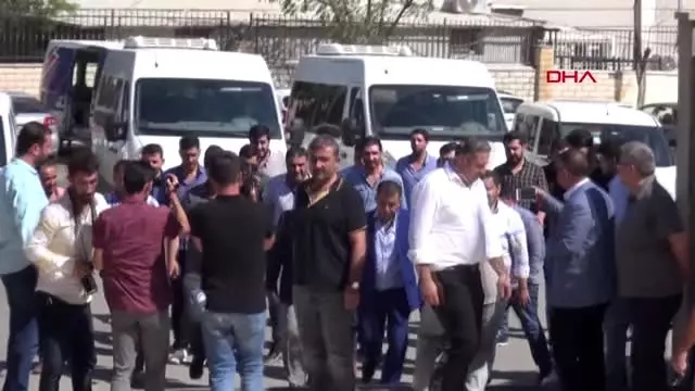 Şanlıurfa firari cinayet şüphelisi yakınlarıyla adliyeye gelerek teslim oldu Şanlıurfa firari cinayet şüphelisi yakınlarıyla adliyeye gelerek teslim oldu