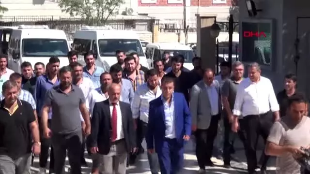 Şanlıurfa firari cinayet şüphelisi yakınlarıyla adliyeye gelerek teslim oldu Şanlıurfa firari cinayet şüphelisi yakınlarıyla adliyeye gelerek teslim oldu