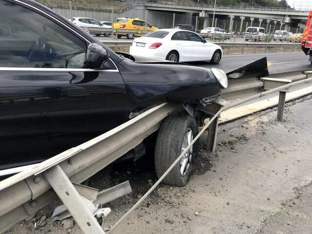 TEM Otoyolu'nda kontrolden çıkan lüks bir cip bariyerlere saplandı
