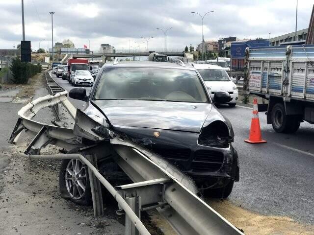 TEM Otoyolu'nda kontrolden çıkan lüks bir cip bariyerlere saplandı