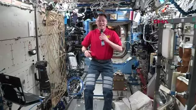 Ünlü aktör brad pitt, uzaydaki astronot ile röportaj yaptı Ünlü aktör brad pitt, uzaydaki astronot ile röportaj yaptı