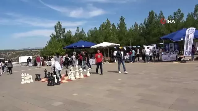 Uşak Üniversitesi Rektörü Savaş, topluluk stantlarını gezerek öğrencilere destek verdi Uşak Üniversitesi Rektörü Savaş, topluluk stantlarını gezerek öğrencilere destek verdi