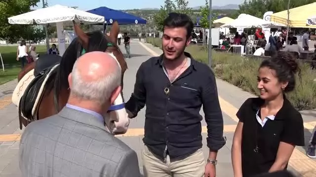 Uşak Üniversitesi Rektörü Savaş, topluluk stantlarını gezerek öğrencilere destek verdi Uşak Üniversitesi Rektörü Savaş, topluluk stantlarını gezerek öğrencilere destek verdi