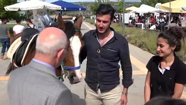 Uşak Üniversitesi Rektörü Savaş, topluluk stantlarını gezerek öğrencilere destek verdi Uşak Üniversitesi Rektörü Savaş, topluluk stantlarını gezerek öğrencilere destek verdi