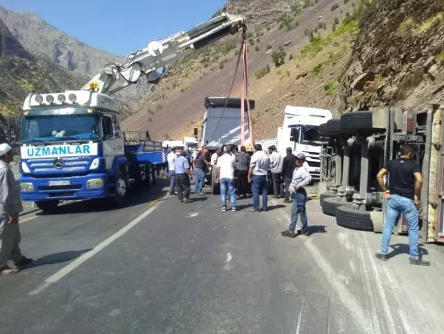Virajı alamayan tır devrildi: 2 yaralı Virajı alamayan tır devrildi: 2 yaralı