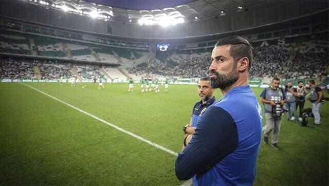 Volkan Demirel, belgeleri olmadığı için maçı tribünden takip etti!