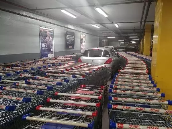 Market çalışanları, yanlış yere park eden sürücünün arabasını alışveriş sepetleriyle sardı