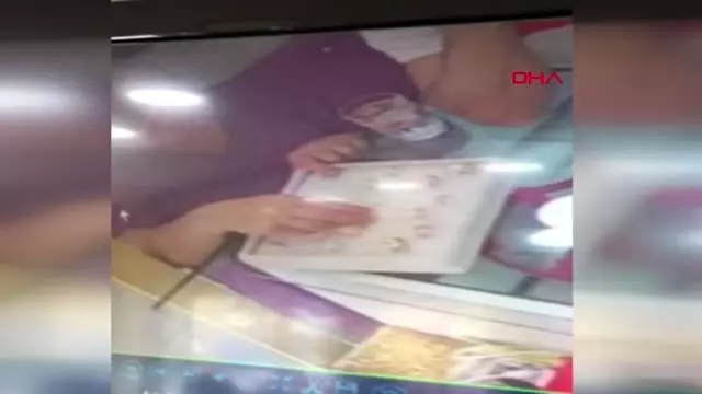 Adana ailecek kuyumcuya gidip yüzük çaldılar Adana ailecek kuyumcuya gidip yüzük çaldılar