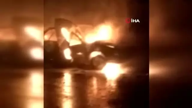 Alev alev yanan araç hurdaya döndü Alev alev yanan araç hurdaya döndü