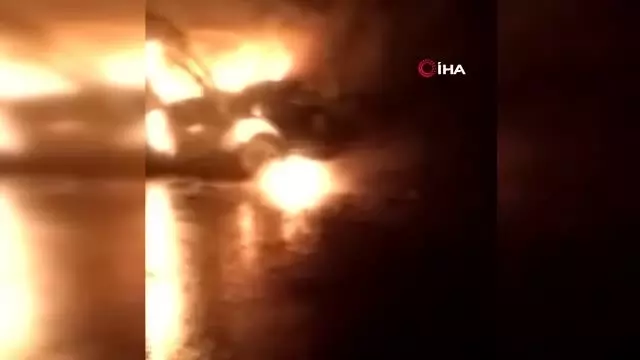 Alev alev yanan araç hurdaya döndü Alev alev yanan araç hurdaya döndü