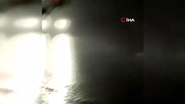 Alev alev yanan araç hurdaya döndü Alev alev yanan araç hurdaya döndü