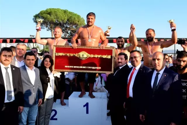 Biga Kurtuluş Güreşleri'nde başpehlivan Recep Kara oldu