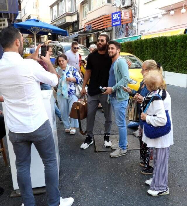 Can Yaman'ın hayranları fotoğraf çektirmek için kuyruğa girdiler