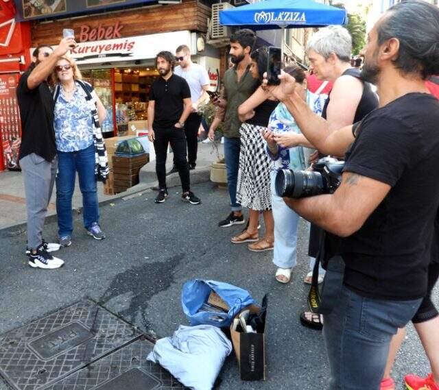 Can Yaman'ın hayranları fotoğraf çektirmek için kuyruğa girdiler