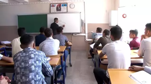 Eğitimde bir ilk: Milli eğitim müdürü sınıfta ders verdi Eğitimde bir ilk: Milli eğitim müdürü sınıfta ders verdi