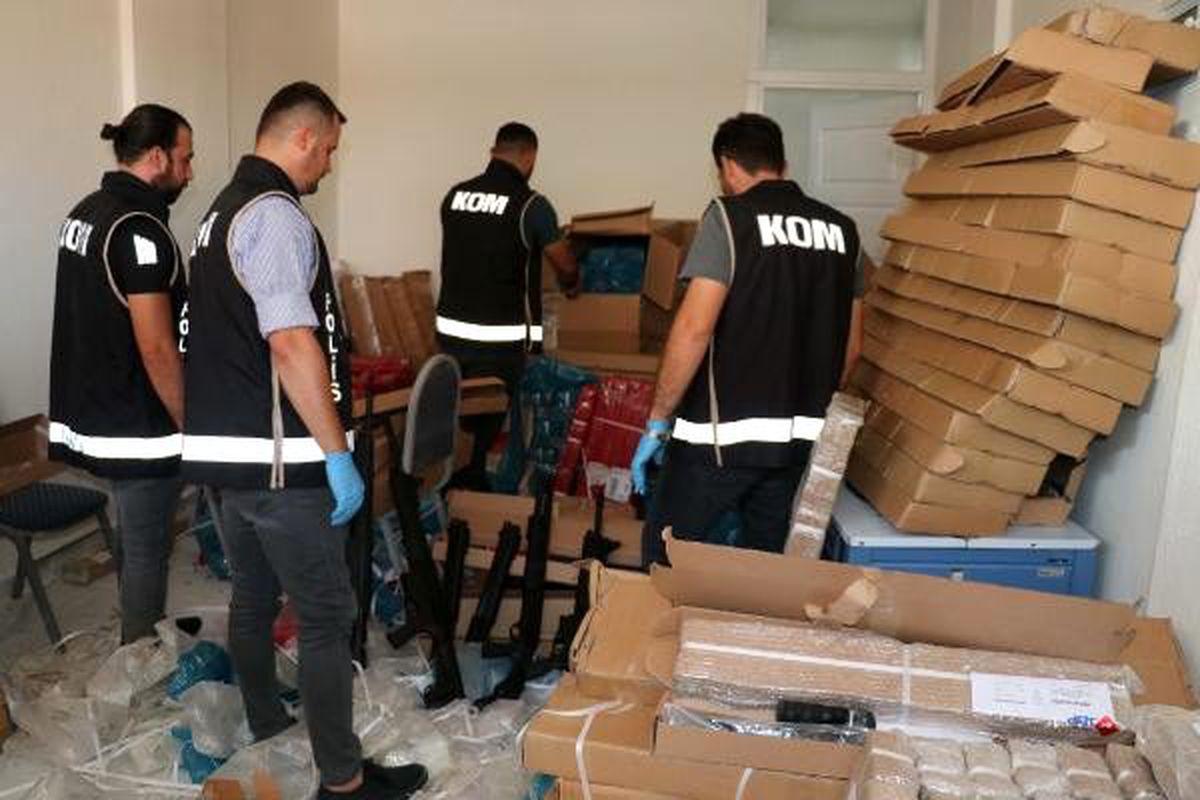 İnternetten sattıkları tüfekleri, otomotiv parçası olarak kargolayan şebekeye polis baskını