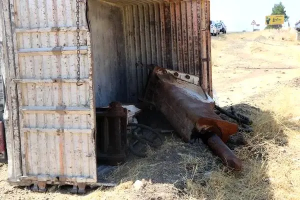 Kamyonet tarlaya devrildi; sürücü ağır yaralandı Kamyonet tarlaya devrildi; sürücü ağır yaralandı
