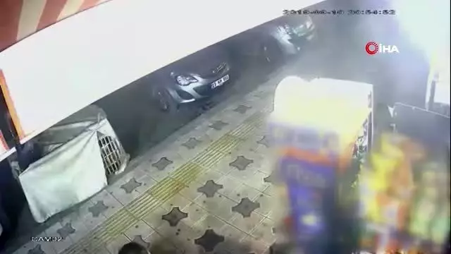 Kendilerini polis olarak tanıtıp vatandaşların telefonlarını çaldılar Kendilerini polis olarak tanıtıp vatandaşların telefonlarını çaldılar
