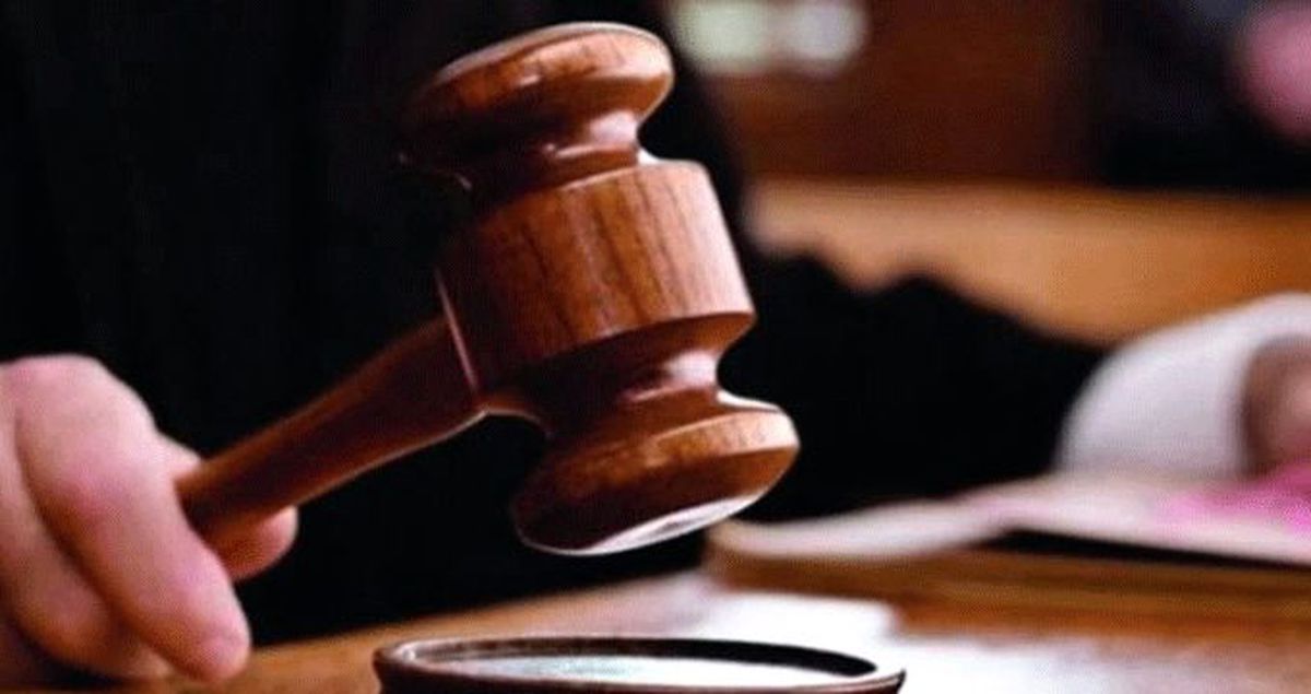 Kendisinden boşanmak isteyen kocasına 'Saçımı çekti' diyerek karşı dava açtı, mahkeme boşanma sebebi olduğuna hükmetti