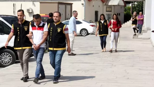 Kızı ve damadı oyaladı, anne yüzüğü çaldı Kızı ve damadı oyaladı, anne yüzüğü çaldı