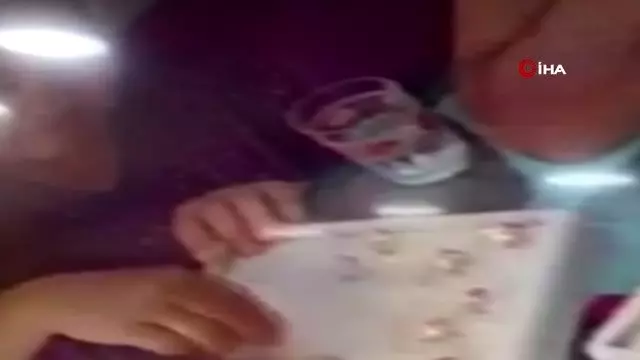 Kızı ve damadı oyaladı, anne yüzüğü çaldı...Hırsızlık anları kamerada Kızı ve damadı oyaladı, anne yüzüğü çaldı...Hırsızlık anları kamerada