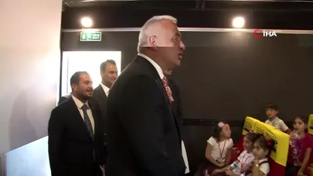 Kültür ve Turizm Bakanı Mehmet Nuri Ersoy, 'Gezen Sinema Tırı'nı uğurladı Kültür ve Turizm Bakanı Mehmet Nuri Ersoy, 'Gezen Sinema Tırı'nı uğurladı