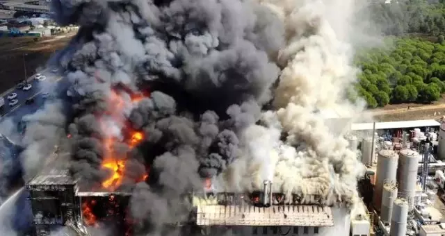 Tuzla'da polyester fabrikası yandı, yangın kısmen kontrol altına alındı