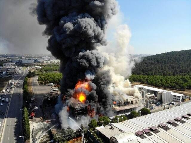 Son dakika: Tuzla'da bir kimya fabrikası alev alev yanıyor