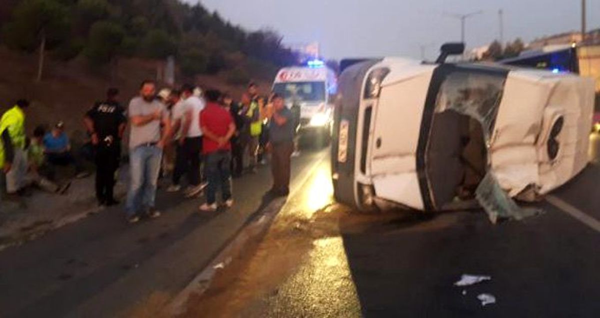 TEM Otoyolu'nda servis minibüsü devrildi : 5 yaralı