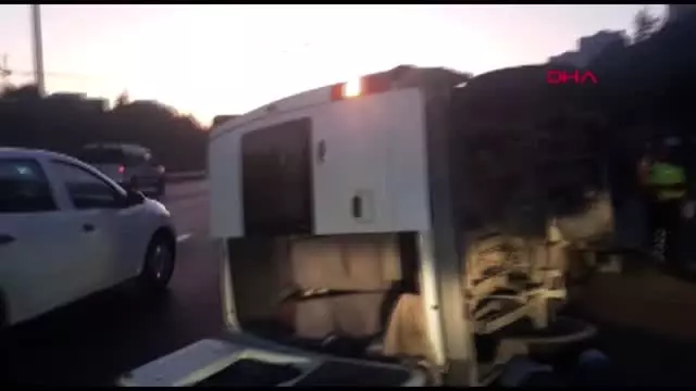Tem otoyolu'nda servis minibüsü devrildi : 5 yaralı Tem otoyolu'nda servis minibüsü devrildi : 5 yaralı