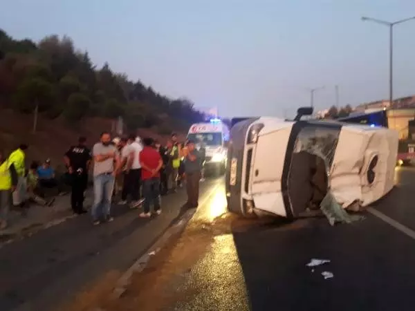 Tem otoyolu'nda servis minibüsü devrildi : 5 yaralı (1)