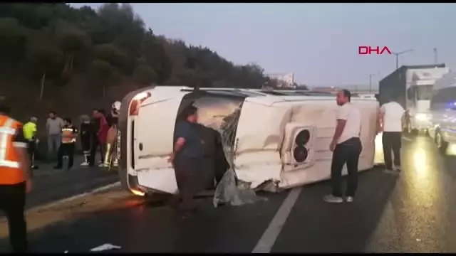 Tem otoyolu'nda servis minibüsü devrildi : 5 yaralı Tem otoyolu'nda servis minibüsü devrildi : 5 yaralı