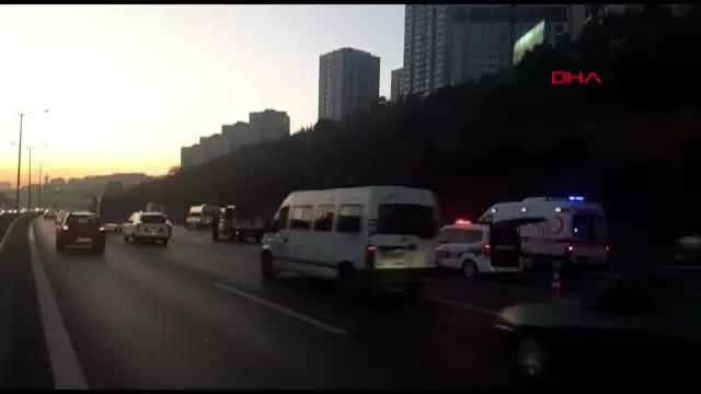 Tem otoyolu'nda servis minibüsü devrildi : 5 yaralı Tem otoyolu'nda servis minibüsü devrildi : 5 yaralı