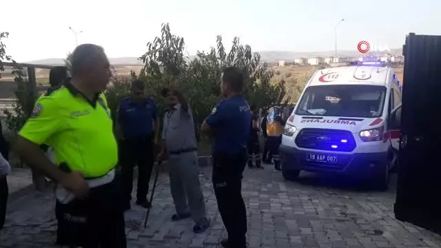 Traktör evin bahçesine uçtu Traktör evin bahçesine uçtu