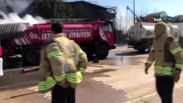 Tuzla'da fabrika yangınında patlama: 1 itfaiye eri yaralı Tuzla'da fabrika yangınında patlama: 1 itfaiye eri yaralı