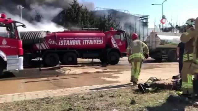 Tuzla'da fabrika yangınında patlama: 1 itfaiye eri yaralı Tuzla'da fabrika yangınında patlama: 1 itfaiye eri yaralı