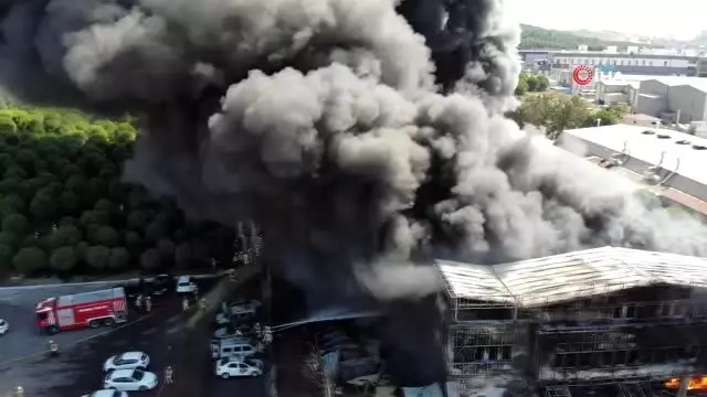 Tuzla'da fabrika yangınındaki son durum havadan görüntülendi Tuzla'da fabrika yangınındaki son durum havadan görüntülendi