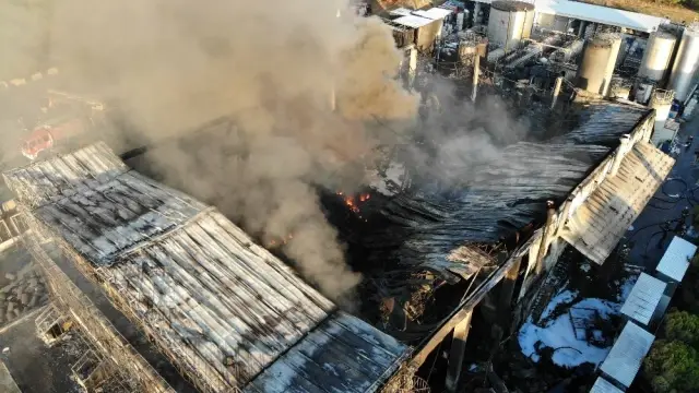 Tuzla'da yanan fabrikanın son durumu havadan görüntülendi Tuzla'da yanan fabrikanın son durumu havadan görüntülendi