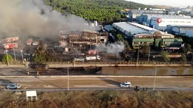 Tuzla'da yanan fabrikanın son durumu havadan görüntülendi Tuzla'da yanan fabrikanın son durumu havadan görüntülendi