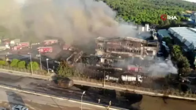 Tuzla'da yanan fabrikanın son durumu havadan görüntülendi Tuzla'da yanan fabrikanın son durumu havadan görüntülendi