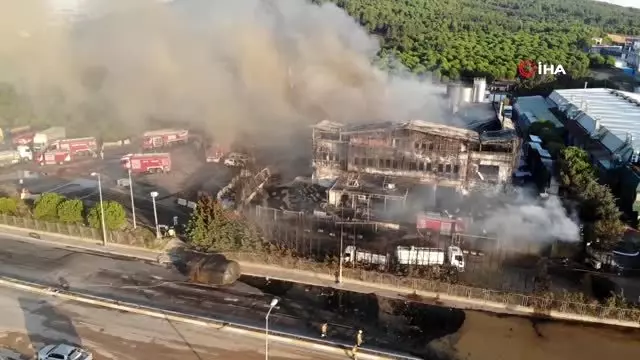 Tuzla'da yanan fabrikanın son durumu havadan görüntülendi Tuzla'da yanan fabrikanın son durumu havadan görüntülendi